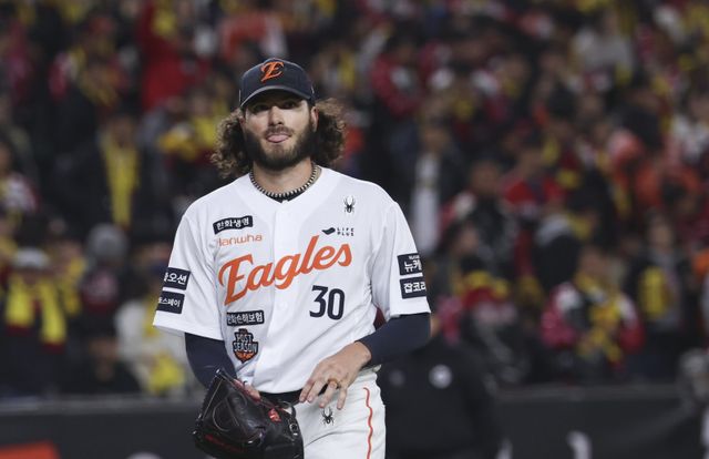 한화 코디 폰세가 29일 대전한화생명볼파크에서 열린 ‘2025 신한 SOL 뱅크 KBO PS’ LG와 한국시리즈 3차전에 선발등판해 4회초에 점수를 내준 뒤 한숨을 내쉬고 있다. 대전｜뉴시스