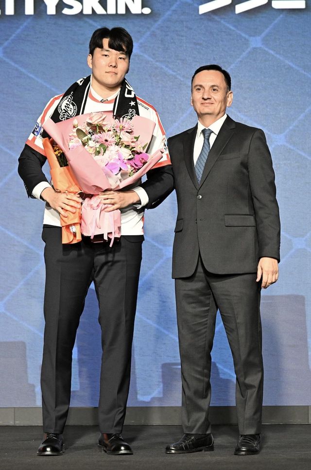 한국체대 이창우(왼쪽)가 30일 서울 강서구 메이필드호텔에서 열린 핸드볼 H리그 남자부 신인드래프트에서 SK 호크스에 전체 1순위 지명을 받은 뒤 누노 알바레스 감독과 기념촬영을 하고 있다. 사진제공│한국핸드볼연맹