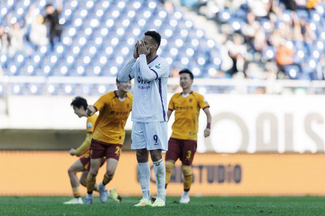 안양 공격수 모따가 25일 광주와 원정경기 후반 추가시간 페널티킥을 실축한 뒤 아쉬워하고 있다. 사진제공｜한국프로축구연맹
