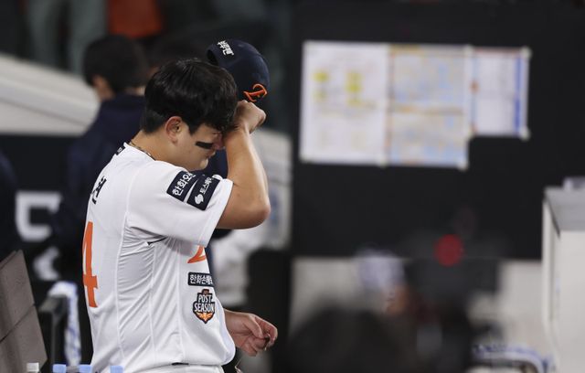한화 김서현이 29일 대전한화생명볼파크에서 열린 ‘2025 신한 SOL 뱅크 KBO PS’ LG와 한국시리즈 3차전을 7-3 승리로 마무리한 뒤 덕아웃에서 눈물을 흘리고 있다. 대전｜뉴시스