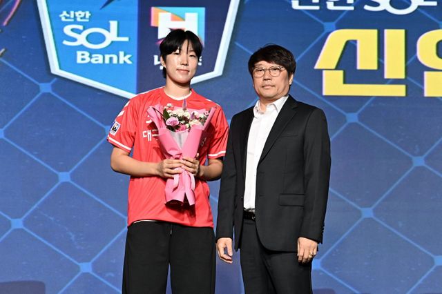 대전체고 고채은(왼쪽)이 30일 서울 강서구 메이필드호텔에서 열린 핸드볼 H리그 여자부 신인드래프트에서 대구시청에 전체 1순위 지명을 받은 뒤 이재서 감독과 기념촬영을 하고 있다. 사진제공│한국핸드볼연맹