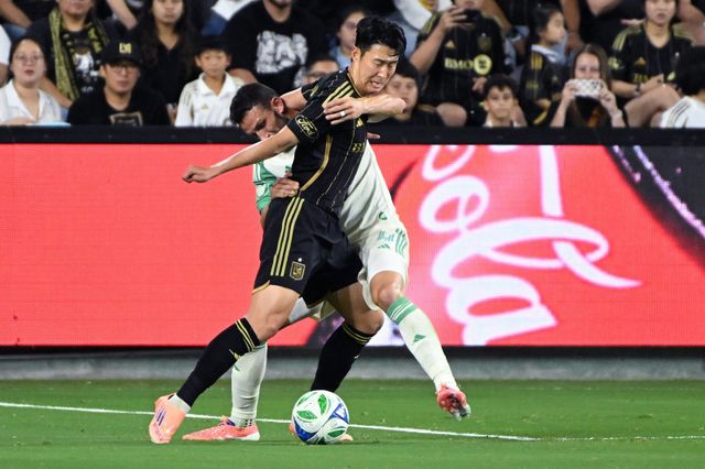 LAFC 손흥민(왼쪽)이 30일 BMO스타디움서 열린 오스틴과 MLS 서부 콘퍼런스 플레이오프 1라운드 홈 1차전서 상대 수비수와 치열한 볼다툼을 하고 있다. LA｜AP뉴시스
