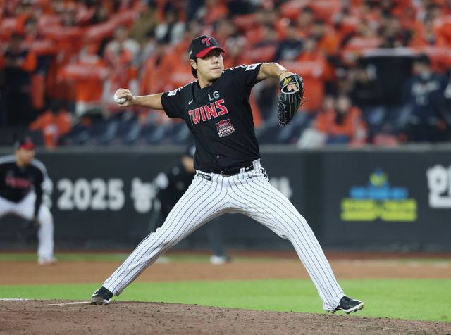 LG 우완투수&nbsp;김진성은 KS 3차전까지 KS 11연속경기 무실점을 기록했다. 27일 KS 2차전서는 1.1이닝 무실점의 호투로 KS 최고령 승리투수 기록까지 작성했다. 그는 KS에서 강한 면모를 보이는 비결로 간절함을 꼽았다. 29일 대전한화생명볼파크서 열린&nbsp;한화와 KS 3차전서 역투하는 김진성. 대전ㅣ뉴시스