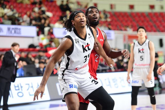 KT 힉스(왼쪽)는 30일 울산서 열린 현대모비스와 원정경기서 22점을 올리며 승리에 힘을 보태며 선두권 추격의 발판을 마련했다. 사진제공｜KBL