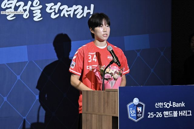 대전체고 고채은이 30일 서울 강서구 메이필드호텔에서 열린 핸드볼 H리그 여자부 신인드래프트에서 대구시청에 전체 1순위 지명을 받은 뒤 지명소감을 말하고 있다.&nbsp;사진제공│한국핸드볼연맹