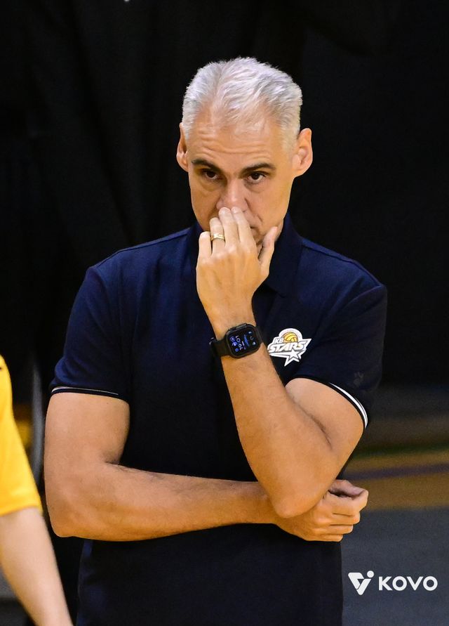 레오나르도 카르발류 KB손해보험 감독은 30일 OK저축은행과 홈경기에서 세트 스코어 3-0 완승을 거둔 뒤 “부임 후 가장 기복이 없고 안정적인 경기였다”며 만족감을 드러냈다. 사진제공｜KOVO