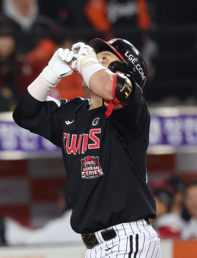 LG 박동원이 30일 대전한화생명볼파크에서 열린 한화와 KS 4차전에서 1-4로 뒤진 9회초 무사 1루서 중월 2점홈런을 친 뒤 세리머니를 펼치고 있다. 대전｜뉴시스