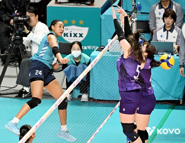 GS칼텍스 레이나(왼쪽)가 29일 장충체육관에서 열린 V리그 홈경기에서 흥국생명 블로커들을 피해 스파이크 공격을 하고 있다. 사진제공｜KOVO