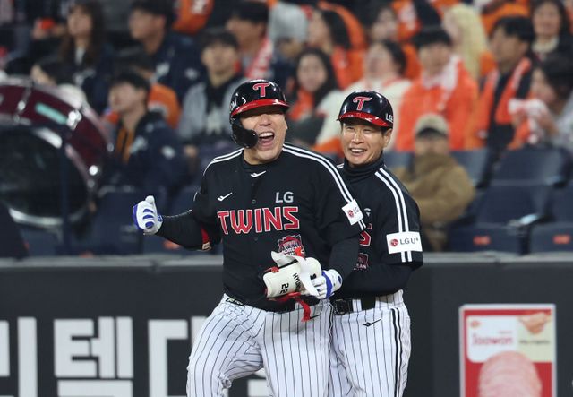 LG 김현수(왼쪽)가&nbsp;30일 대전한화생명볼파크서 열린 KS 4차전 9회초&nbsp;2사 2·3루서 역전 결승 2타점 적시타를&nbsp;쳐낸 뒤 송지만 코치와 함께 환호하고 있다. 김현수는&nbsp;PS 통산 최다 102번째 안타를 결승타로 장식하며 LG의&nbsp;7-4&nbsp;승리를 이끌었다. 대전｜뉴시스