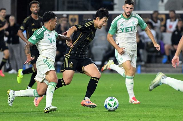 LAFC 손흥민(가운데)이 30일 BMO스타디움서 열린 오스틴과 MLS PO 1라운드 홈 1차전에서 상대 수비진을 뚫고 드리블 돌파를 하고 있다. LA｜AP뉴시스