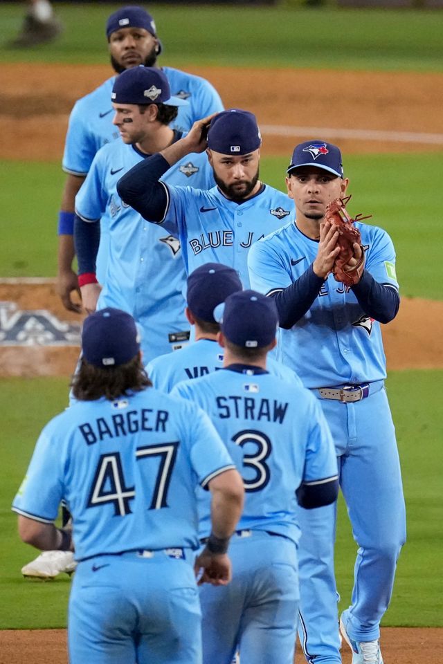 토론토는 30일(한국시간) 다저스타디움서 열린 ‘MLB PS’ WS 5차전 다저스와 원정경기서 6-1로 승리했다. 1993년 이후 32년 만에 WS 우승까지 단 1승만을 남겨뒀다. LA｜AP뉴시스)