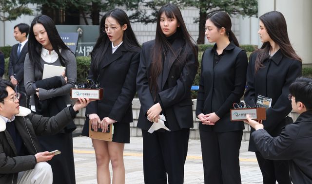 그룹 뉴진스 멤버들이 3월 서울중앙지방법원에서 열린 어도어의 뉴진스 상대 기획사 지위보전 및 광고계약 체결 등 금지 가처분 심문기일에 출석한 모습 사진|뉴시스