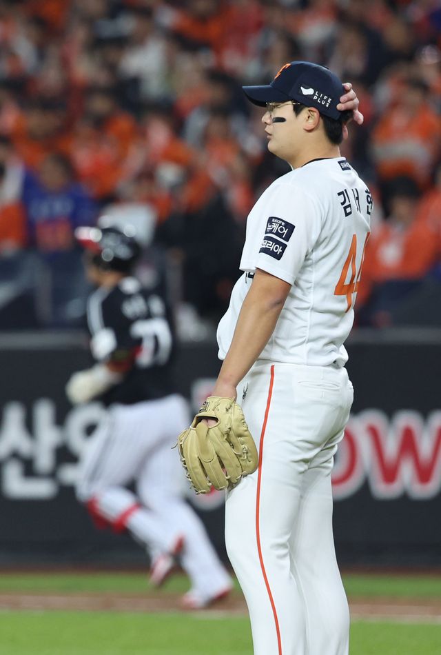 한화 김서현이 30일 대전한화생명볼파크에서 열린 ‘2025 신한 SOL 뱅크 KBO PS’ LG와 한국시리즈 4차전에 등판해 9회초박동원에게 2점홈런을 맞은 뒤 아쉬운 표정을 짓고 있다. 대전｜뉴시스