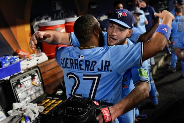 토론토 예세비지(오른쪽)가 30일(한국시간) 다저스타디움서 열린 ‘MLB PS’ WS 5차전 다저스와 원정경기서 선발등판해 7이닝 1실점, 12탈삼진의 위력적인 투구로 승리투수가 됐다. LA｜AP뉴시스