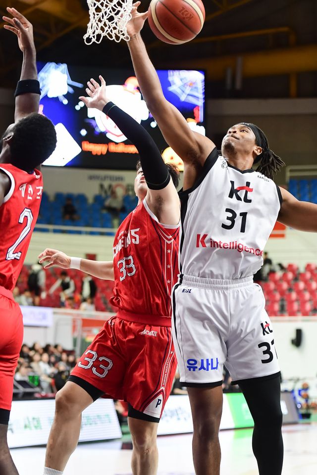 KT 아이재아 힉스(오른쪽)가 30일 울산서 열린 현대모비스와 원정경기서 현대모비스 이승현과 리바운드 싸움을 펼치고 있다. 힉스는 22점으로 팀 승리를 이끌며 선두권 추격의 발판을 마련했다. 사진제공｜KBL