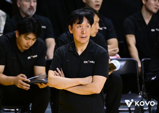 OK저축은행 신영철 감독은 30일 KB손해보험과 원정경기에서 세트 스코어 0-3 패배를 당한 뒤 “세터인 이민규가 중심을 잡아줘야 한다”며 분발을 욕했다. 사진제공｜KOVO