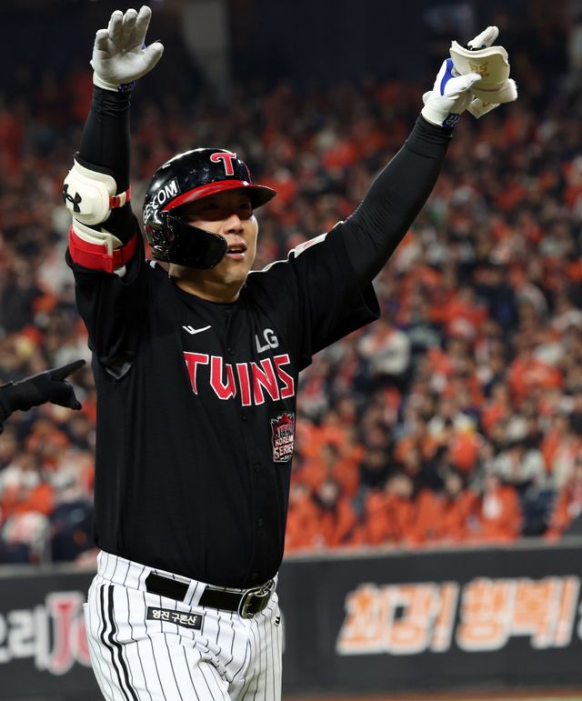 LG 김현수가 31일 대전한화생명볼파크에서 열린 한화와 KS 5차전 도중 대주자와 교체된 뒤 팬들을 향해 세리머니를 펼치고 있다. 대전｜뉴시스