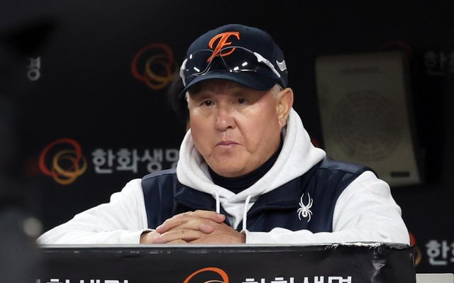 김경문 한화 감독이 31일 대전한화생명볼파크에서 열린 LG와 KS 5차전 도중 그라운드를 바라보고 있다. 대전｜뉴시스