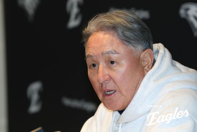 김경문 한화 감독이 31일 대전한화생명볼파크에서 열린 LG와 KS 5차전을 앞두고 기자회견에 참석해 취재진의 질문에 답하고 있다. 사진제공｜한화 이글스