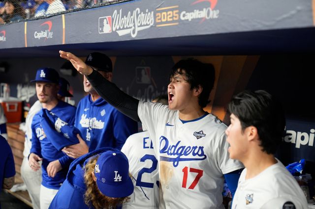 다저스 오타니 쇼헤이(가운데)는 WS 기간 불펜투수로 나설 수 있을까. 벼랑 끝에 놓인 팀은 마운드 보강을 위해 오타니의 불펜등판도 고려하고 있다.｜AP뉴시스