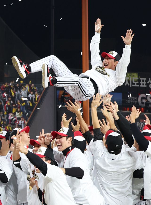 염경엽 LG 감독이 31일 대전한화생명볼파크에서 열린 한화와 KS 5차전에서 팀의 4-1 승리로 통합우승을 확정한 뒤 행가레를 받고 있다. 대전｜뉴시스