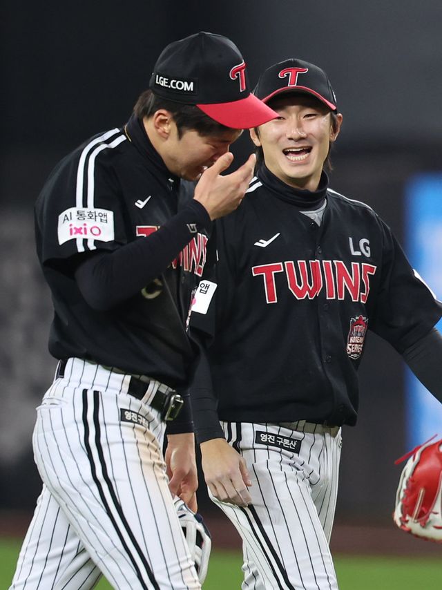 LG 박해민(왼쪽)이 30일 대전한화생명볼파크에서 열린 한화와 KS 4차전이 끝난 뒤 눈물을 훔치고 있다. 신민재는 박해민을 놀리고 있다. 대전｜뉴시스