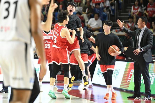SK 안영준(오른쪽)이 5일 잠실학생체육관에서 열린 KT전 도중 슛을 성공시킨 직후 작전타임이 실시되자 SK 선수들에 코트로 나오며 함께 기뻐하고 있다. 사진제공｜KBL