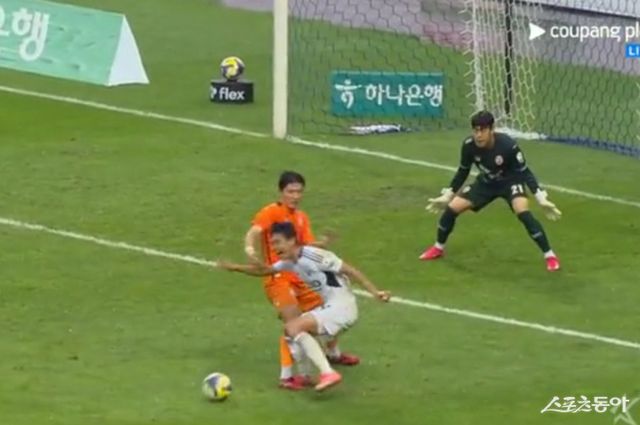 전북 전진우가 3일 K리그1 제주 원정 도중 상대 수비수로부터 발을 밟히는 모습. 사진캡처｜쿠팡플레이 중계화면