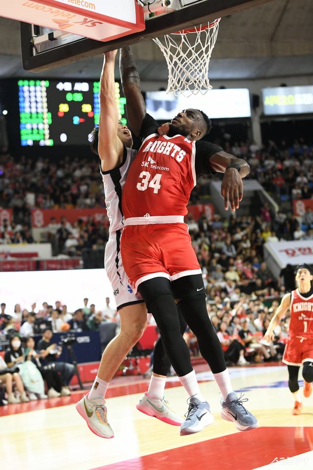 SK 자밀 워니(오른쪽)가 5일 잠실학생체육관에서 열린 KT와 홈경기 도중 문정현의 골밑슛을 블로킹으로 막아내고 있다. SK는 KT를 꺾고, 개막 2연승을 질주했다. 사진제공｜KBL