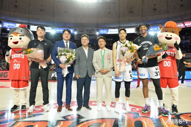 5일 잠실학생체육관에서 벌어진 SK-KT전에 앞서 전 SK 멤버이자 현 KT 멤버들에 대한 환영식과 기념촬영이 진행됐다. 사진제공｜KBL