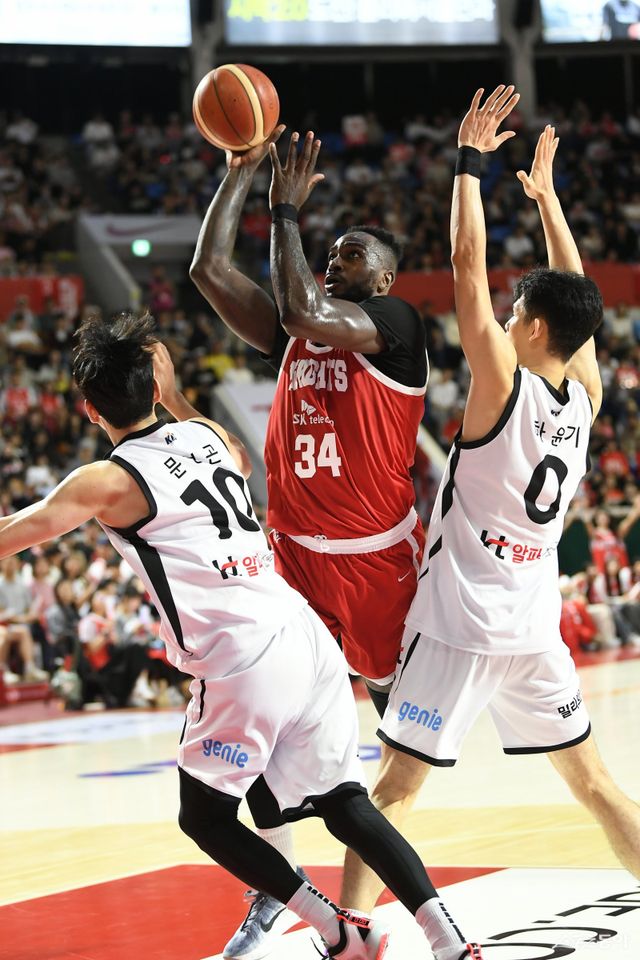 SK 자밀 워니(가운데)가 5일 잠실학생체육관에서 열린 KT전 도중 문성공(왼쪽)과 하윤기 사이를 돌파하고 있다. 사진제공｜KBL