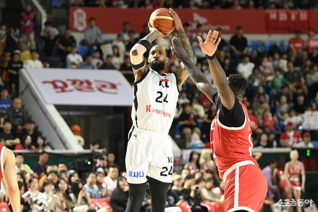 KT 데릭 윌리엄스(왼쪽)가 5일 잠실학생체육관에서 열린 SK전 1쿼터 도중 자밀 워니 앞에서 슛을 던지고 있다. 사진제공｜KBL