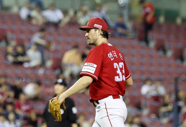 SSG 드류 앤더슨은 9~10월 위력적인 투구로 리그 3위 확정에 힘을 보탰다. 그는 9이닝당 평균 8개의 가까운 탈삼진을 잡아내며 올 시즌 245탈삼진을 마크했다.｜뉴시스