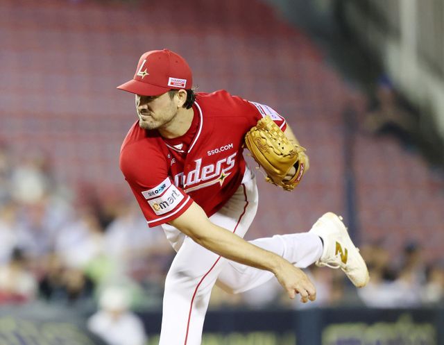 SSG 드류 앤더슨은 9~10월 위력적인 투구로 리그 3위 확정에 힘을 보탰다. 그는 9이닝당 평균 8개의 가까운 탈삼진을 잡아내며 올 시즌 245탈삼진을 마크했다.｜뉴시스