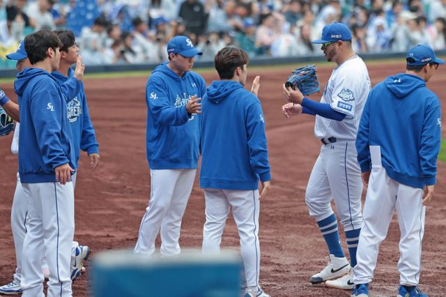 삼성 후라도(오른쪽 두 번째)는 6일 대구 NC와 2025 PS WC 1차전에서 선발등판해 6.2이닝 4실점을 기록했다. 팀은 후라도의 예상 외 부진으로 패배 위기에 놓였다. 사진제공｜삼성 라이온즈