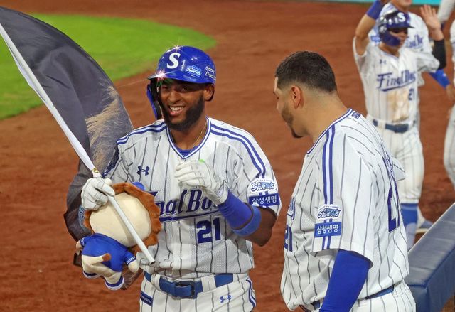 삼성 르윈 디아즈(왼쪽)는 9~10월 압도적인 퍼포먼스로 50홈런-158타점을 세워 KBO리그 역대 외국인 타자 최다 홈런, 타점 기록을 새롭게 썼다.｜뉴시스