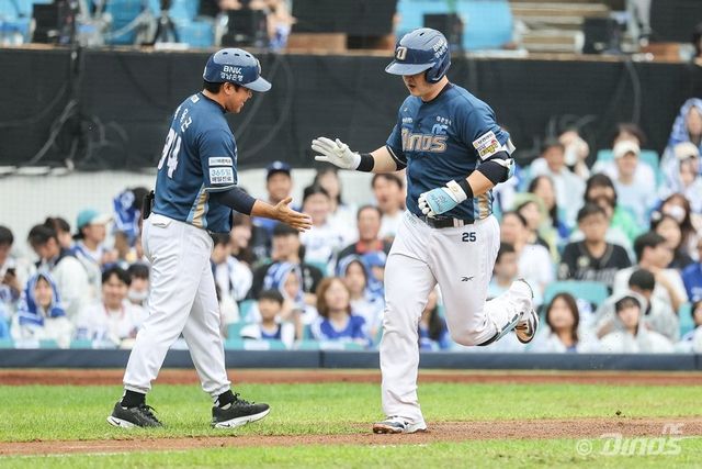 NC 김형준(오른쪽)은 6일 대구 삼성과 2025 PS WC 1차전서 9번타자 포수로 선발출전했다. 5회초 솔로포를 쳤으나 그 타석에서 왼쪽 손목에 통증을 느껴 교체됐다. 사진제공｜NC 다이노스