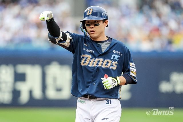 NC 최원준(사진)은 6일 대구 삼성과 2025 PS WC 1차전에서 2번타자 중견수로 선발출전했다. 데이비슨과 함께 멀티히트를 기록하며 공격에 활력을 불어넣었다. 사진제공｜NC 다이노스