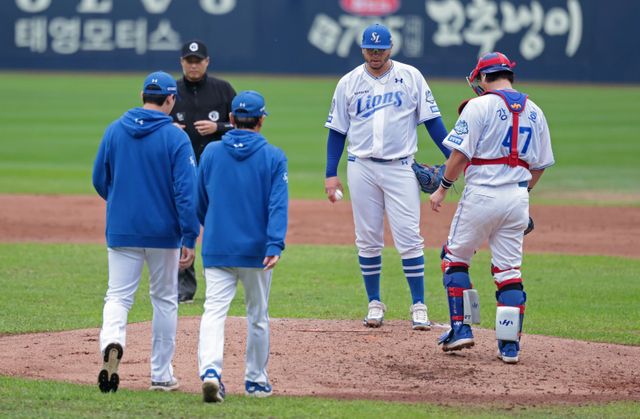 삼성 후라도(가운데)는 6일 대구 NC와 2025 PS WC 1차전에서 선발등판해 6.2이닝 4실점을 기록했다. 팀은 후라도의 예상 외 부진으로 패배 위기에 놓였다. 사진제공｜삼성 라이온즈