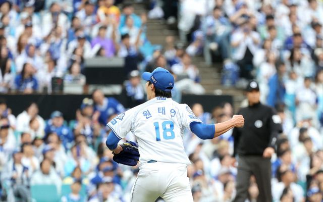 삼성 원태인이 7일 대구 NC와 와일드카드 결정 2차전에서 6이닝 무실점 호투로 팀의 3-0 승리를 이끌었다. 6회말 1사 1·2루 위기에서 벗어난 뒤 포효하는 원태인. 대구ㅣ뉴시스