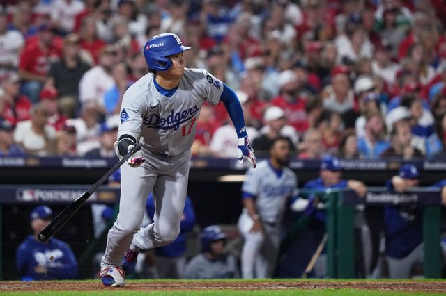 다저스 오타니 쇼헤이가 7일(한국시간) 필라델피아와 NLDS 2차전 3-0으로 앞선 7회초 우전적시타를 쳐낸 뒤 타구를 응시하고 있다. 필라델피아(미 펜실베니아주)ㅣAP뉴시스