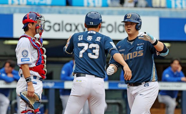 NC 포수 김형준(오른쪽)이 유구골 골절 진단을 받아 7일 삼성과 WC 결정 2차전에 결장한다. 전날(6일) 홈런을 쳐낸 뒤 기뻐하는 김형준. 대구ㅣ뉴시스