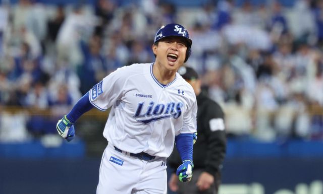 삼성 김헌곤이 7일 대구삼성라이온즈파크에서 열릴 NC와 WC 결정 2차전 선발 라인업에 포함됐다. 전날 1차전에 선발 출전했던 김지찬이 빠졌다. 지난해 LG와 PO 2차전서 홈런을 쳐낸 뒤 포효하는 김헌곤. 뉴시스