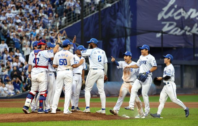 삼성 선수들이 7일 대구 NC와 WC 2차전에서 3-0 승리를 거둔 뒤 환호하고 있다. 이날 삼성은 역대 PS 최소인 1안타로 승리를 거둔 진기록을 만들었다. 대구ㅣ뉴시스