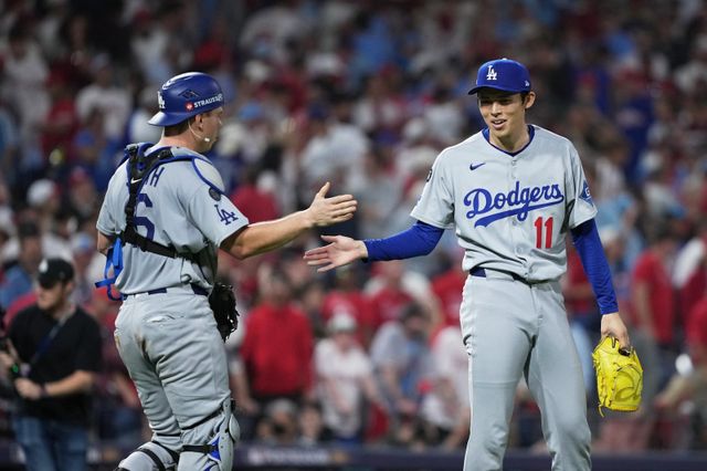 다저스 사사키 로키(오른쪽)가 7일(한국시간) 필라델피아와 NLDS 2차전서 경기를 마무리한 뒤 포수 윌 스미스와 하이파이브를 하고 있다. 필라델피아(미 펜실베니아주)ㅣAP뉴시스