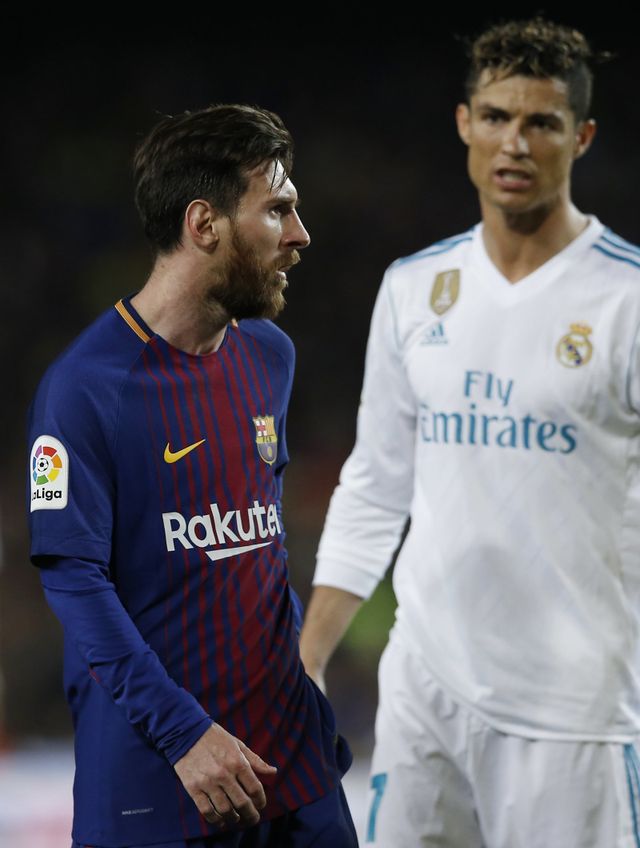 호날두(오른쪽)는 축구선수 최초로 억만장자에 이름을 올리며 라이벌 메시(왼쪽)보다 더 많은 돈을 번 것으로 전해졌다. 사우디에서 뛰고 있는 호날두는 메시가 미국에서 받는 연봉보다 더 많은 돈을 받고, 그마저도 비과세로 받기 때문이다. AP뉴시스