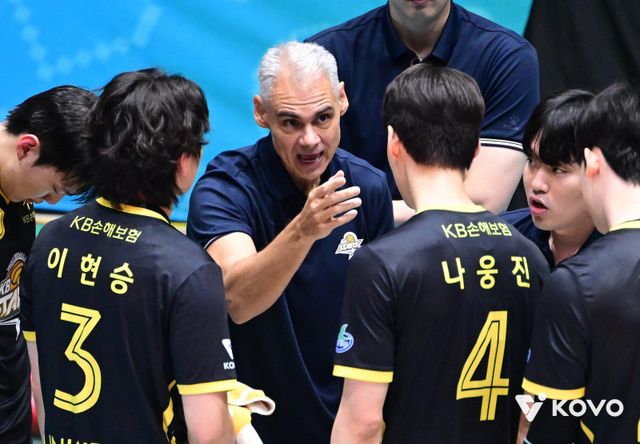 레오나르도 아폰소 KB손해보험 감독(가운데)이 지난달 15일 여수 진남체육관에서 열린 KOVO컵 조별리그 OK저축은행전 도중 선수들에게 작전을 지시하고 있다. 사진제공｜KOVO