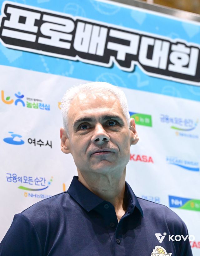 레오나르도 아폰소 KB손해보험 감독이 지난달 15일 여수 진남체육관에서 열린 KOVO컵 조별리그 OK저축은행전이 끝난 뒤 인터뷰를 하고 있다. 사진제공｜KOVO