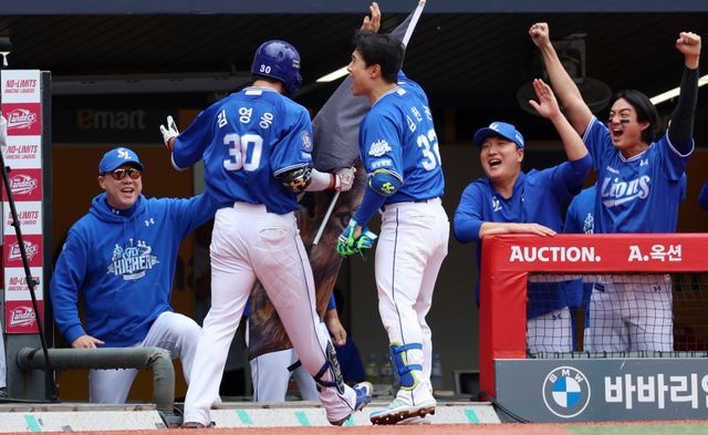 삼성 박진만 감독(왼쪽)이 9일 인천 SSG와 준PO 1차전 3회초 2점홈런을 쳐낸 김영웅과 하이파이브를 하고 있다. 이날 삼성은 5-2 승리를 거두고 85.3%의 확률을 잡았다. 인천｜뉴시스