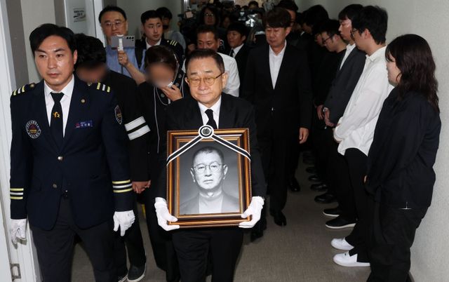 고 전유성의 노제가 치러진 9월 28일 오전 서울 영등포구 KBS 공개홀에서 개그맨 이홍렬이 고인의 영정을 들고 개그콘서트 녹화장으로 이동하고 있다. 뉴시스